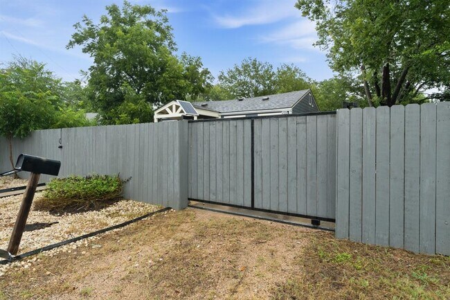 Building Photo - 1137 Nickols Ave