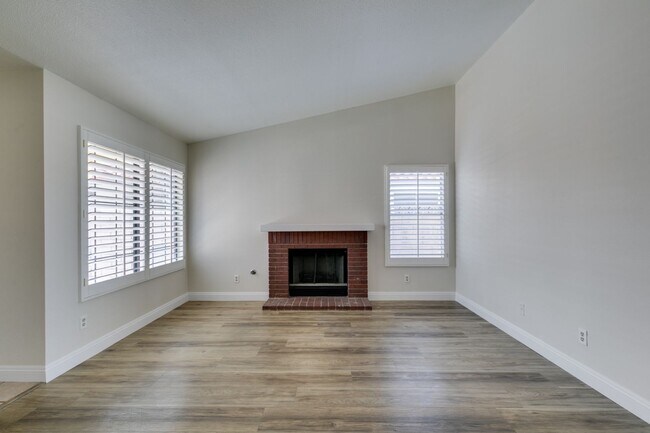 Building Photo - AVAILABLE 1/1/26- Beautiful 3-Bedroom, 2-Bathroom Home in Green Valley