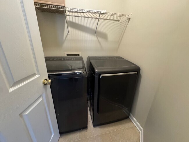 Building Photo - MOVE-IN READY! **Move-in Special** $250 of...