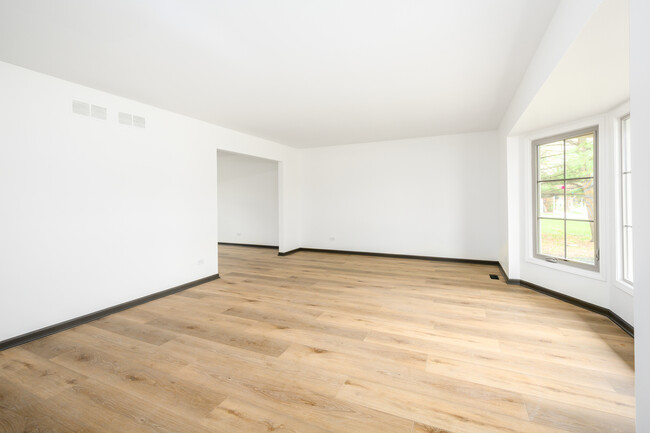 Building Photo - 1072 S Naper Blvd