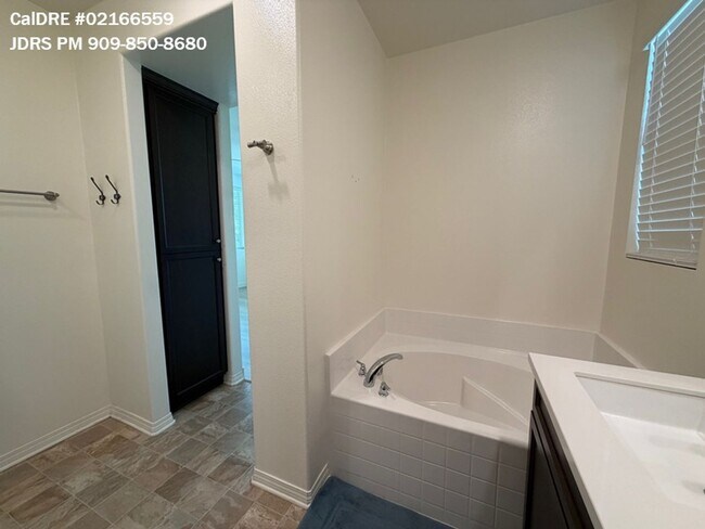 Building Photo - Eastvale 4 Bedroom Condo