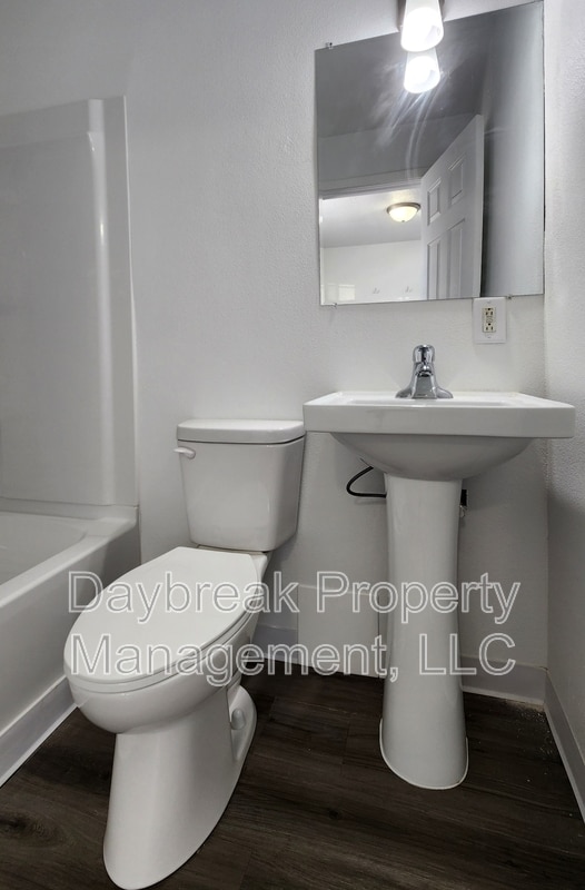 Building Photo - 1211-11 1/2 11 1/2 St N