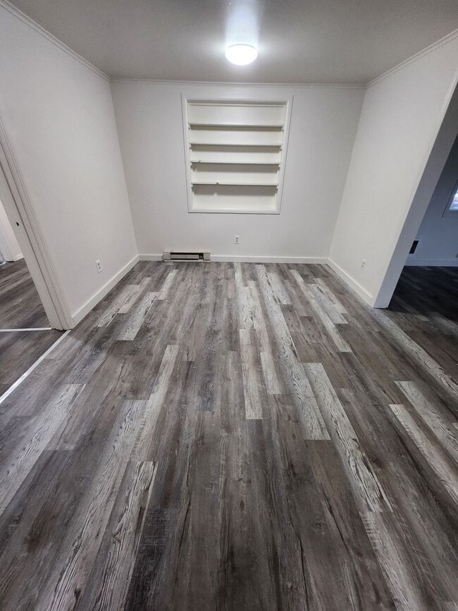 Building Photo - Charming 3-Bedroom with fresh new interior!