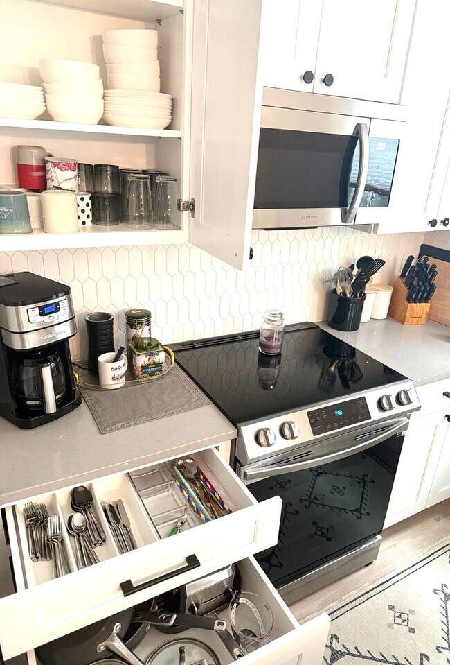 Building Photo - LUX 3BD, 2.5BA University Hills Townhome w...