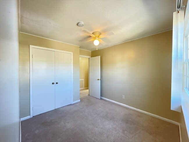 Building Photo - Great condo in great location