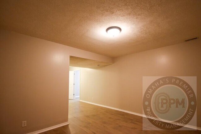 Building Photo - Huge 4-bedroom, 4-bath home