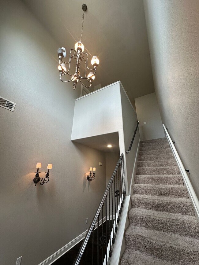 Building Photo - 5322 La Belle Town House