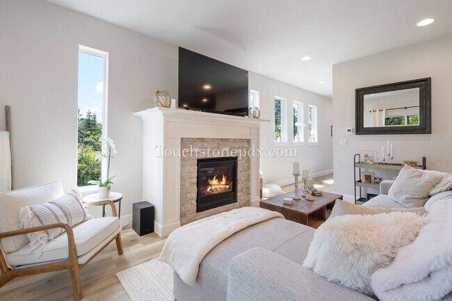 Building Photo - Luxurious 4 Bed/3.5 Bath Residence - Your ...