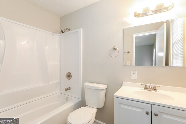 Building Photo - 2974 Landmark Dr SE