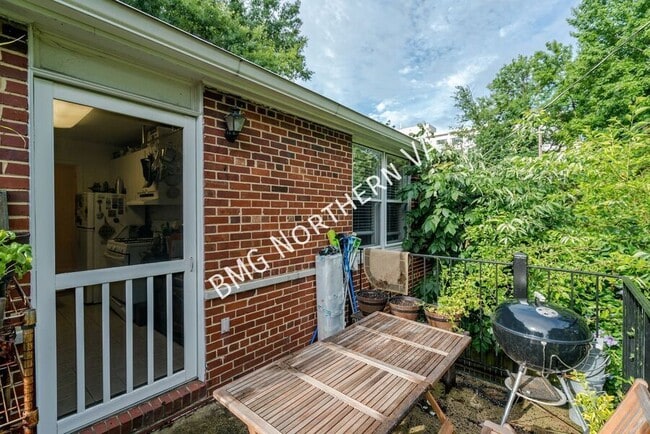 Building Photo - 108 N George Mason Dr