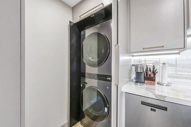 Building Photo - 1111 Caroline St