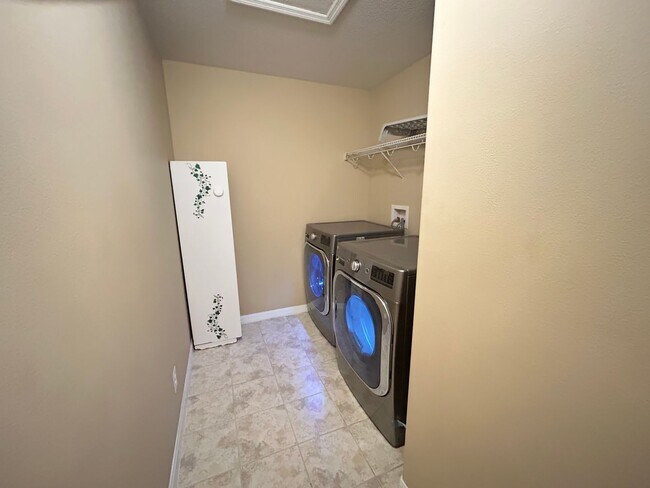 Building Photo - Available Mid May! Spacious 4/2 Single Fam...