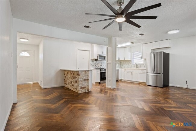 Building Photo - 907 Willow Brk St