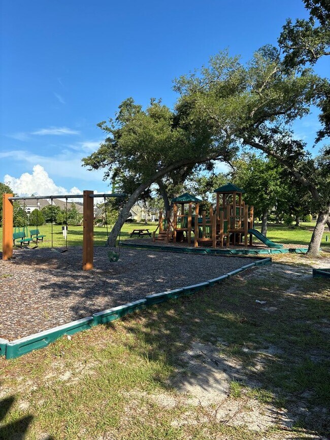 Building Photo - 2115 Country Club Dr