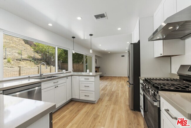Building Photo - 3062 Arrowhead Dr