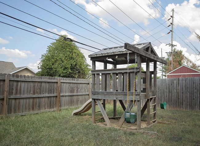Building Photo - Privacy Fenced, 3 bed 3 bath in South Spri...