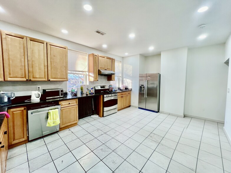 Building Photo - 16 Copenger St