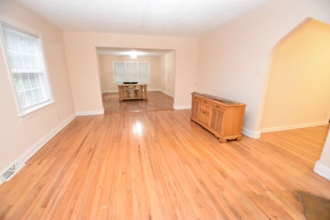 Building Photo - 4 bedroom 2.5 bath South Bend home on larg...