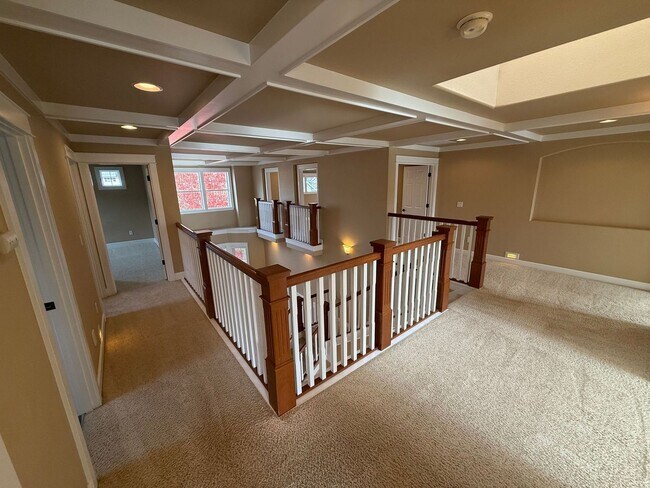 Building Photo - Stunning large 3 bedroom plus bonus rooms ...