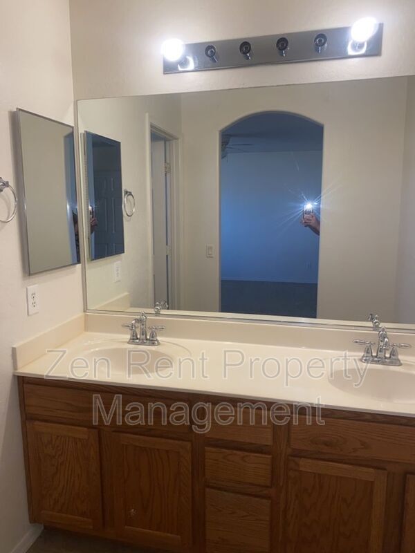 Building Photo - 33024 N Madison Way Dr