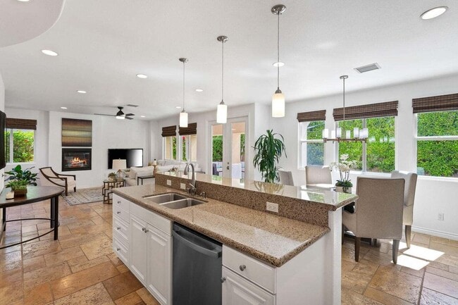 Building Photo - 551 Vista Azul