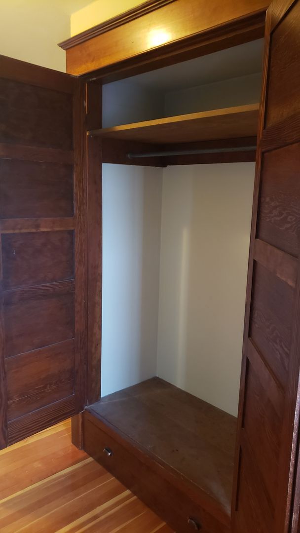 Building Photo - Beautiful craftsman style farmhouse outsid...