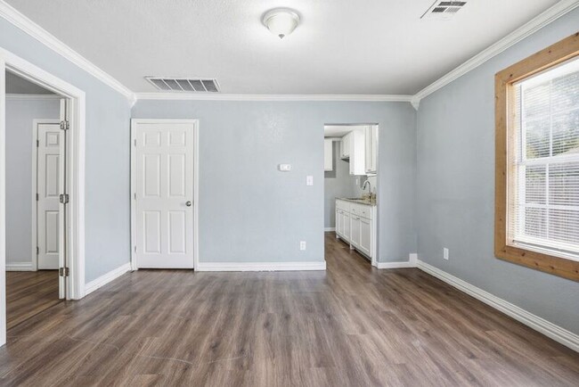 Building Photo - 2514 E Archer St