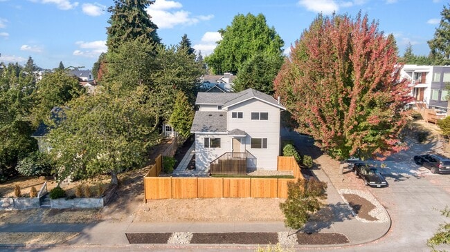 Building Photo - Huge Home Near it All in Greenwood