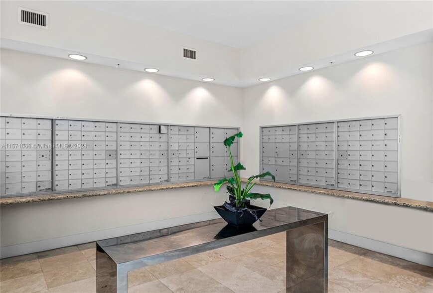 Building Photo - 14951 Royal Oaks Ln