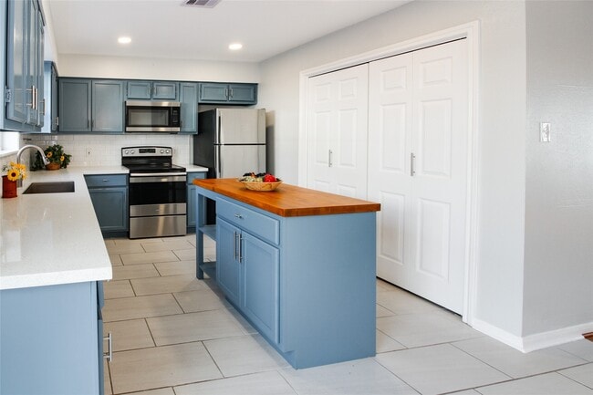 Building Photo - 8868 Kempwood Dr