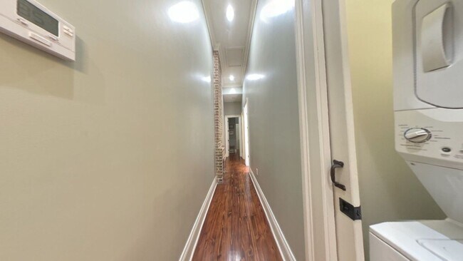 Building Photo - Well-Kept 2-Bedroom, 1-Bath Home in a Desi...