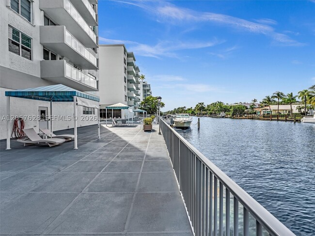 Building Photo - 10000 W Bay Harbor Dr