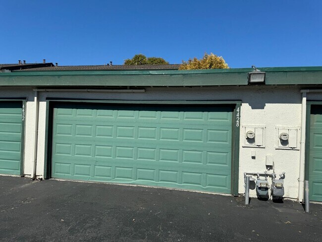 Building Photo - 2 Bedroom/1.5 Bathroom Townhouse Available in Union City!!