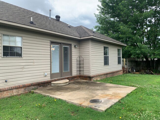 Building Photo - 11 Newcastle Dr