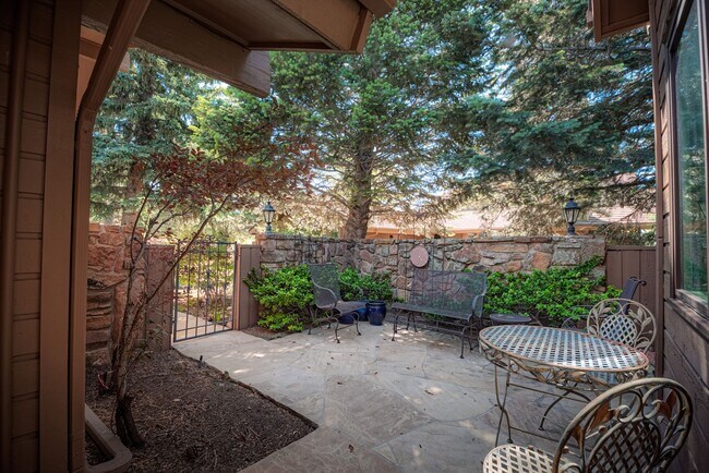 Building Photo - Luxury Living at Camels RIdge
