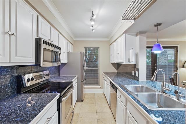Building Photo - 5934 Sandhurst Ln