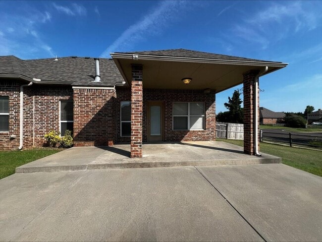Building Photo - 13111 Red Oak Dr
