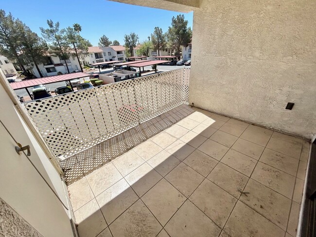 Building Photo - ADORABLE UPSTAIRS CONDO! 2 BEDROOM / 2 FUL...