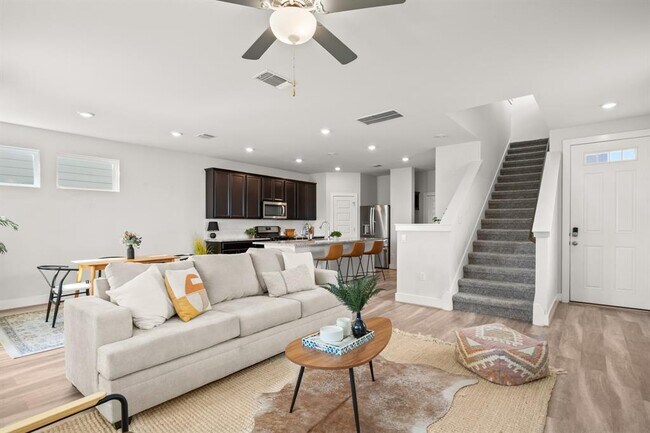 Building Photo - 7118 Silver Star Ln