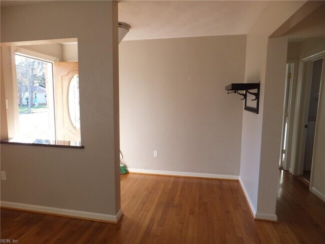 Building Photo - 4420 Clyde St