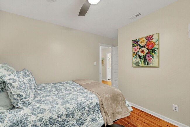 Building Photo - Furnished Off-Season 3bd/2ba Coastal Retreat with Screened Porch & Private Parking