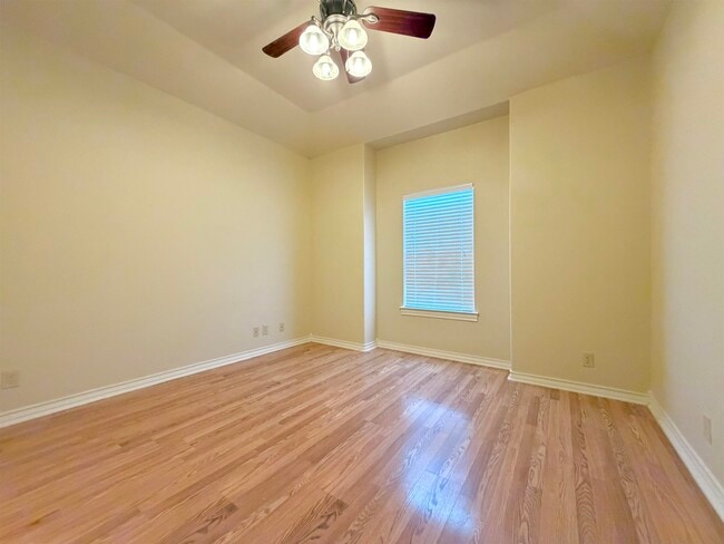 Building Photo - 707 St James Dr