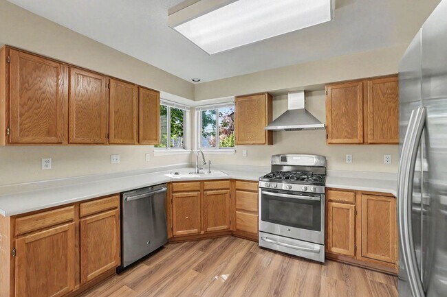 Building Photo - Spacious 5 Bedroom Home with Fenced Yard & 2 Car Garage