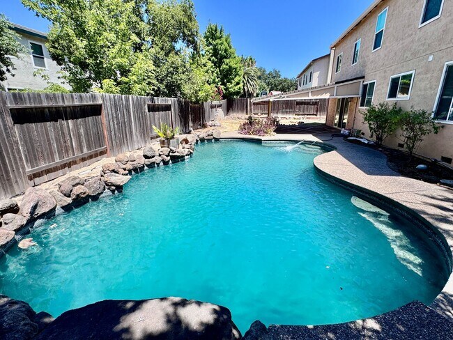 Building Photo - NOW AVAILABLE - 4 BED, 3 BATH, 2 CAR GARAG...