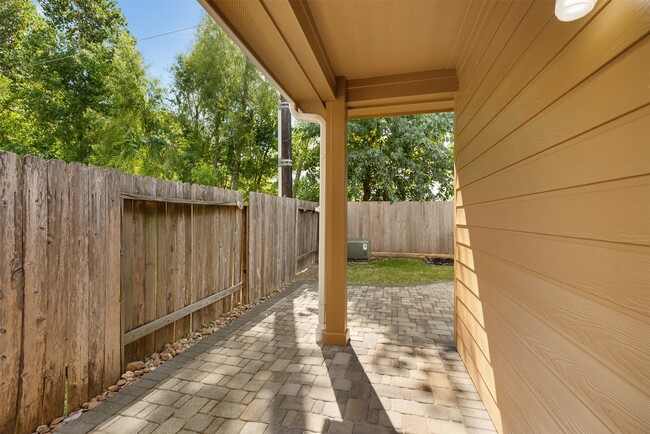 Building Photo - 9420 Savannah Holly Dr