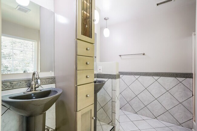 Building Photo - 204 Yellow Jasmine Path