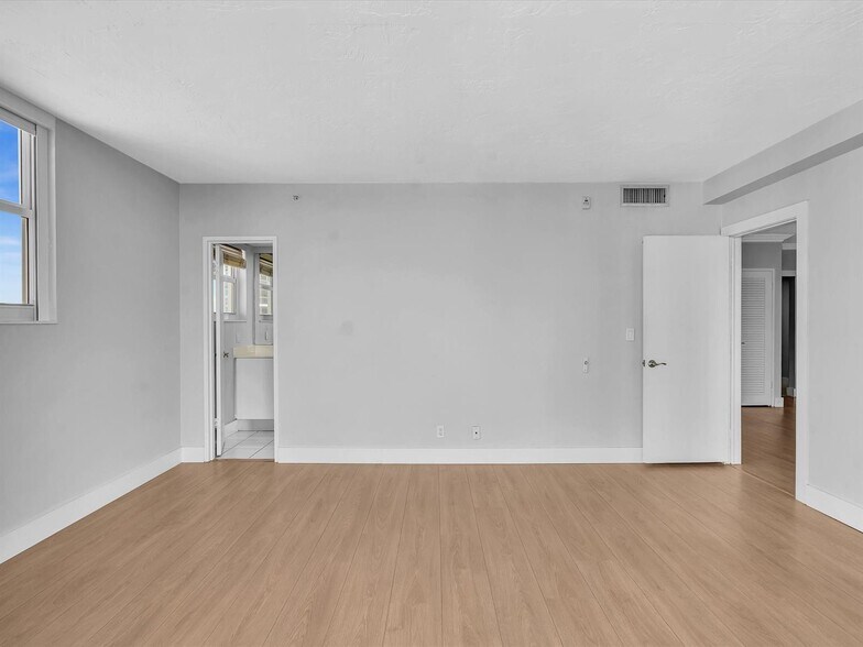 Building Photo - 3001 S Ocean Dr