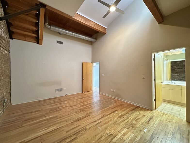 Building Photo - 933 W Irving Park Rd