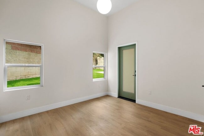 Building Photo - 8589 Rugby Dr