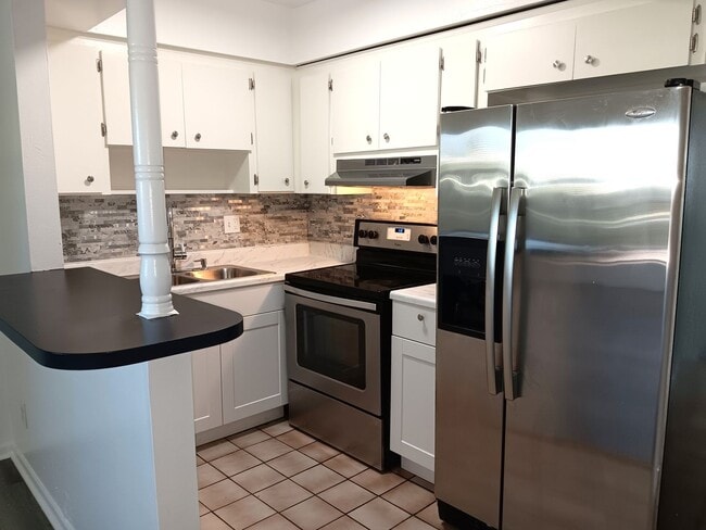 Building Photo - Nice, renovated one-bedroom near 4th St co...